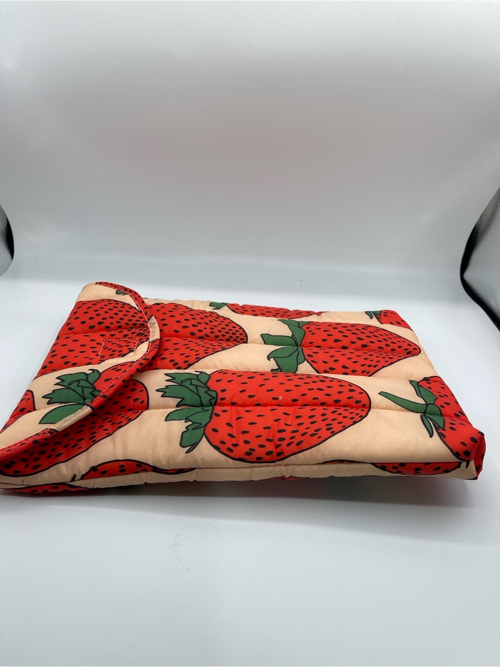 BAGGU Strawberry Print Padded Laptop Sleeve — Red & Cream - Picture 4 of 6